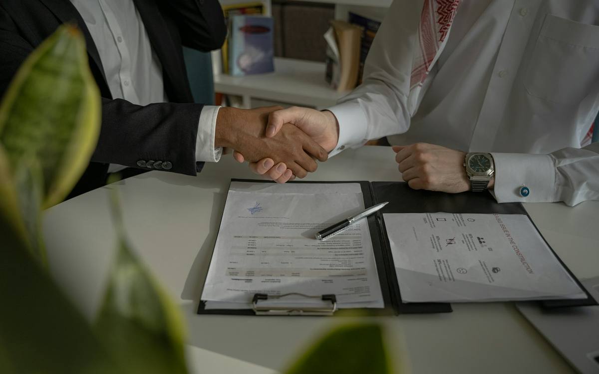 Design contract: what it should include — rights, timelines, revisions